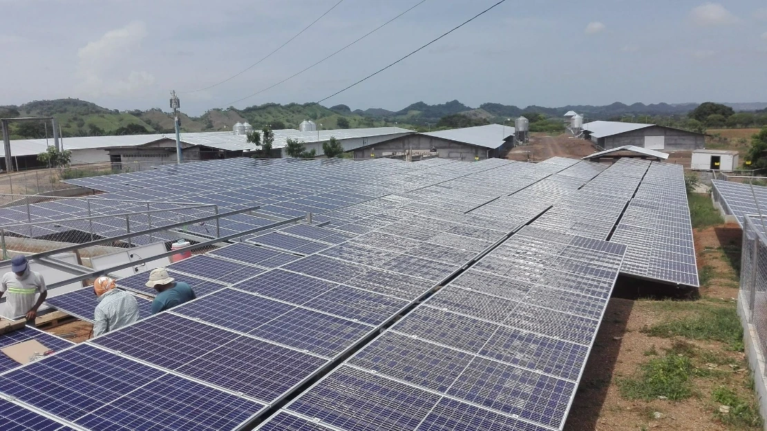 Equipo técnico trabajando en una instalación solar